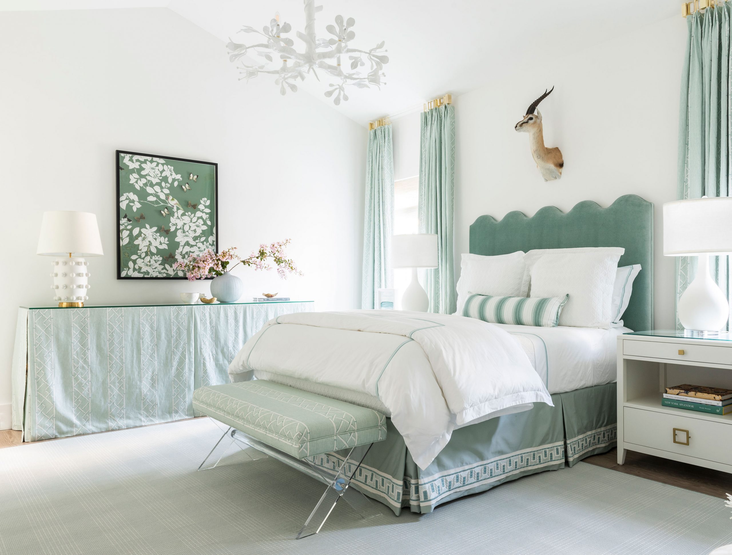 Green and White Bedroom Creative Tonic